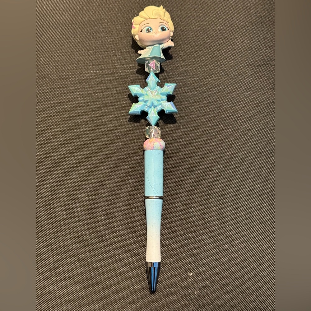 🏰 Disney Doorable Handmade Pascal Elsa (Frozen)
Pen✍️
